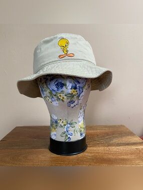 90s WB Warner Bros. Studio Store Tweedy Bird Embroidered Logo Cotton Bucket Hat
